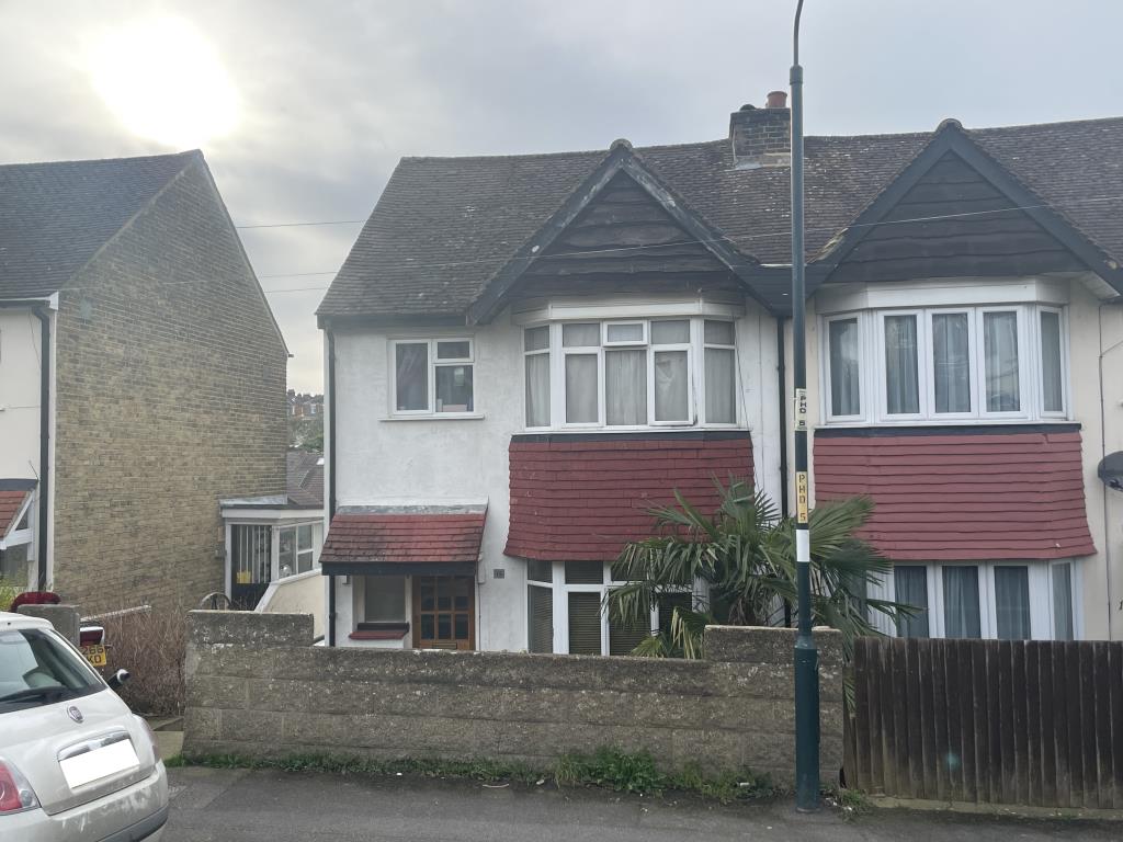 Lot: 113 - HOUSE FOR INVESTMENT IN NEED OF IMPROVEMENT - view of front of house for investment